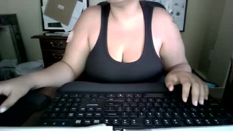 Snapshot of xxxmooui chatting on May 19, 2026, 10:49 pm Elle online show from May 19, 2026, 10:49 pm