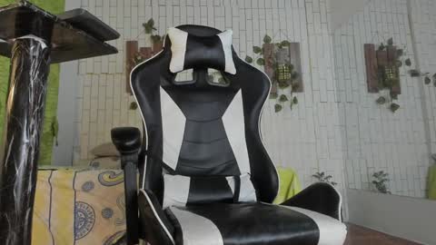 yacksson_lawrence online show from December 13, 2024, 6:42 am