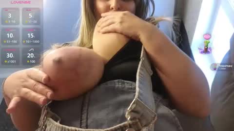 Snapshot of yana_may chatting on January 22, 2025, 9:24 am Yana May online show from January 22, 2025, 9:24 am