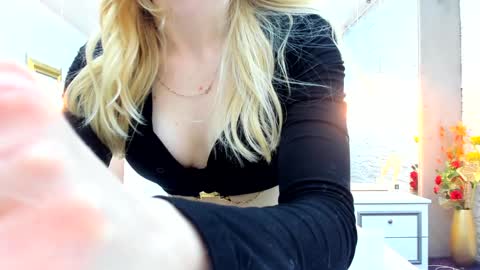 Snapshot of yana_miana chatting on January 3, 2025, 10:19 pm Yana online show from January 3, 2025, 10:19 pm