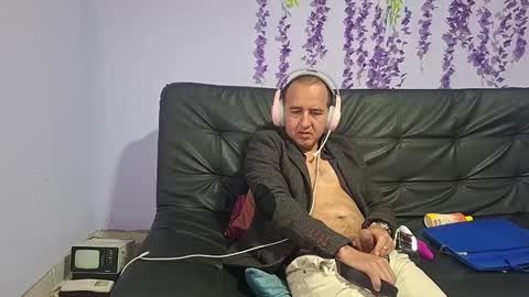 Hazzan online show from November 17, 2025, 4:13 pm