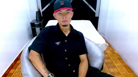 Yi  online show from November 21, 2025, 7:34 pm