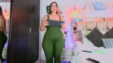 yellow_lily online show from May 17, 2026, 4:14 pm