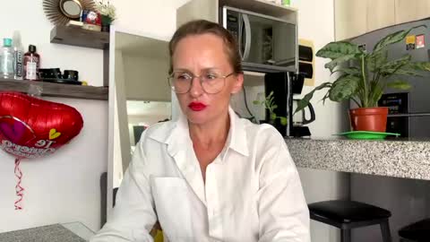 Snapshot of yes_mommy_zlata chatting on February 24, 2025, 8:36 pm Zlata online show from February 24, 2025, 8:36 pm