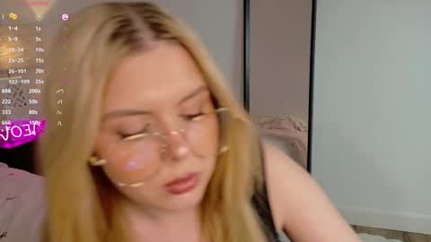 Kiki online show from November 25, 2025, 7:14 pm