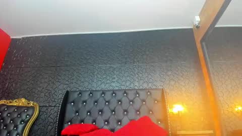 yiyisandoval online show from September 28, 2025, 3:50 pm