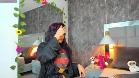 yiyisandoval online show from April 4, 2026, 8:06 pm