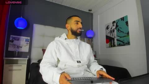 Yiyo online show from November 19, 2025, 3:28 am