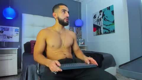 Yiyo online show from December 3, 2025, 4:42 am