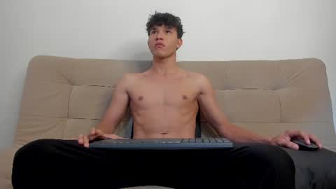 Snapshot of yizus_bonz chatting on June 13, 2026, 4:38 pm yizus_bonz online show from June 13, 2026, 4:38 pm
