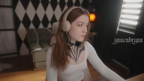 ynnenbrynn online show from October 14, 2025, 6:47 am