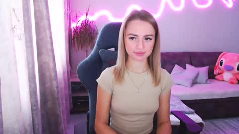 Snapshot of youdreamm chatting on October 14, 2025, 8:26 am Bella online show from October 14, 2025, 8:26 am