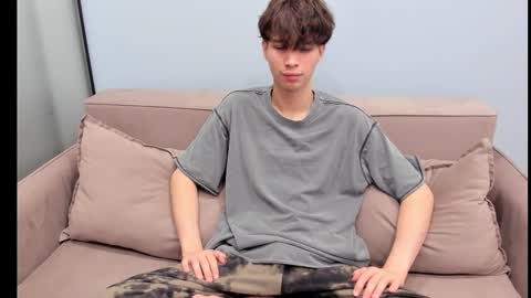 your_shy_guy online show from October 21, 2025, 1:28 am