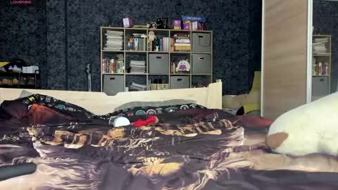 Mia online show from April 29, 2026, 5:30 pm