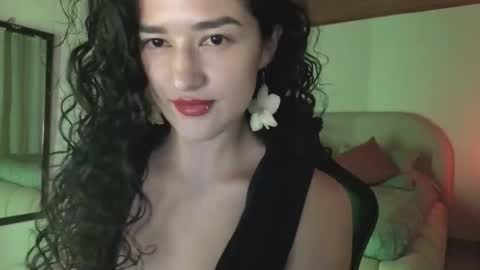 yourdreamgirl2025 online show from May 1, 2026, 11:42 pm