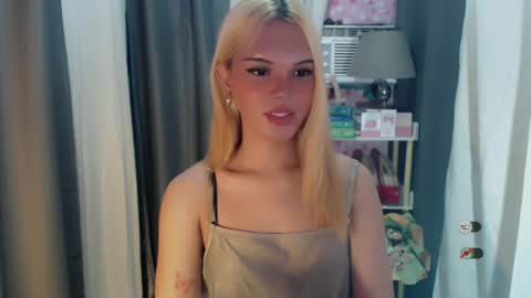 Snapshot of yourlovekylie chatting on June 18, 2026, 9:14 am KYLIE MORE online show from June 18, 2026, 9:14 am