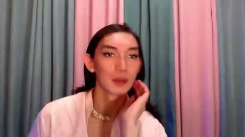 QueenLuci online show from November 30, 2025, 11:47 am