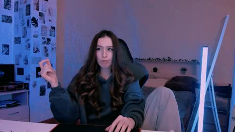 Eva online show from October 4, 2025, 7:34 pm