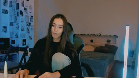 Eva online show from October 13, 2025, 7:25 pm