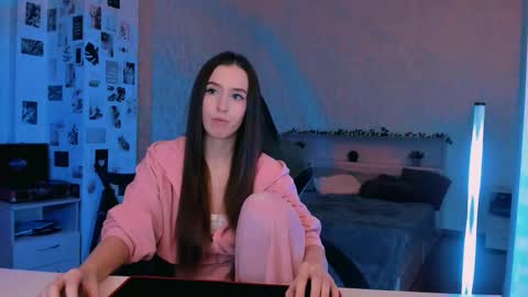 Eva online show from October 14, 2025, 7:36 pm