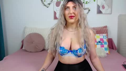 Snapshot of yours_goddess chatting on October 3, 2025, 9:28 am yours_goddess online show from October 3, 2025, 9:28 am