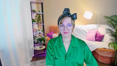 Snapshot of youruniverser chatting on September 21, 2025, 9:44 am Alice online show from September 21, 2025, 9:44 am