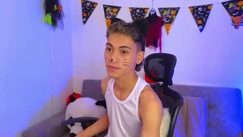 yulian_vasquez online show from October 31, 2025, 1:23 pm