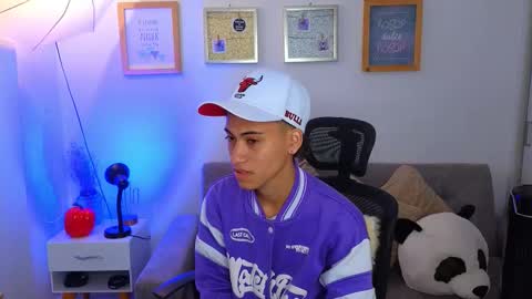 yulian_vasquez online show from November 11, 2025, 12:16 pm