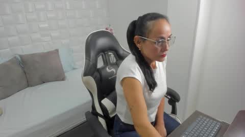 Y U L I T Z A online show from November 24, 2025, 1:11 pm