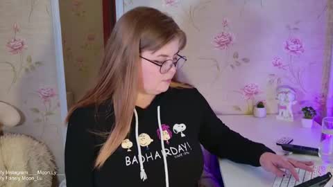 Polly online show from October 19, 2025, 12:28 pm