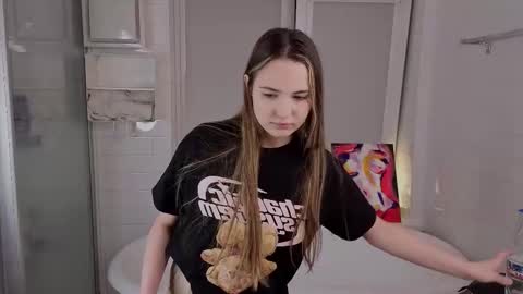 Snapshot of yummyemiily chatting on February 24, 2026, 6:28 pm Emily online show from February 24, 2026, 6:28 pm