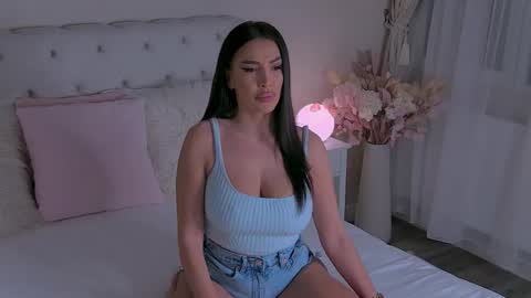 Laura online show from December 2, 2025, 5:02 am