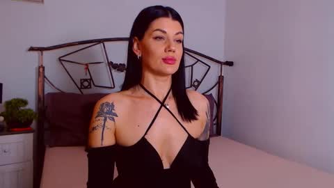 I V Y   online show from October 21, 2025, 7:36 pm