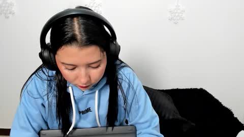 zammii69 online show from February 8, 2026, 3:37 pm