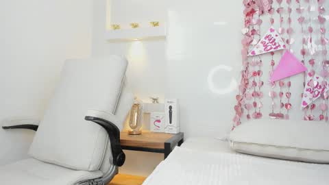 Zenda Evans online show from February 13, 2026, 4:08 am