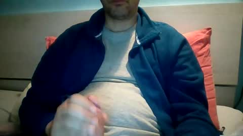 Snapshot of zeus00811 chatting on December 4, 2024, 8:12 am zeus online show from December 4, 2024, 8:12 am