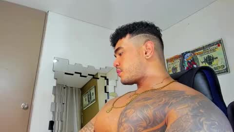 Snapshot of zeus_strong93 chatting on January 13, 2025, 1:02 am zeus strong online show from January 13, 2025, 1:02 am