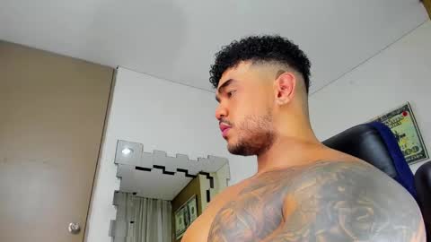 Snapshot of zeus_strong93 chatting on March 6, 2025, 12:00 am zeus strong online show from March 6, 2025, 12:00 am