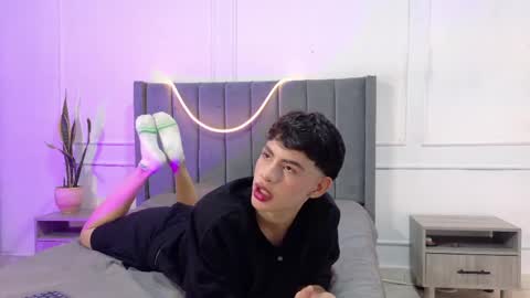 zeyn_smith online show from May 19, 2026, 12:11 pm