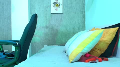 ZHAMIRA  ANDRES online show from January 12, 2025, 4:00 am