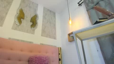 ZHAMIRA  ANDRES online show from November 25, 2025, 11:49 pm