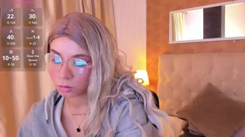 ZOEE online show from October 19, 2025, 10:05 am