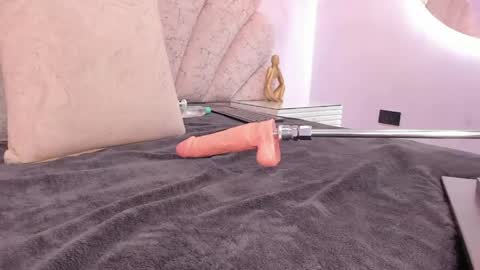 zoe_blosson online show from April 22, 2026, 2:25 am