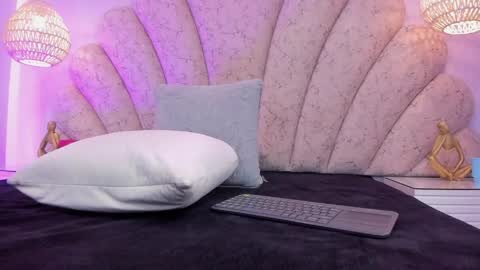 zoe_blosson online show from May 17, 2026, 1:58 am