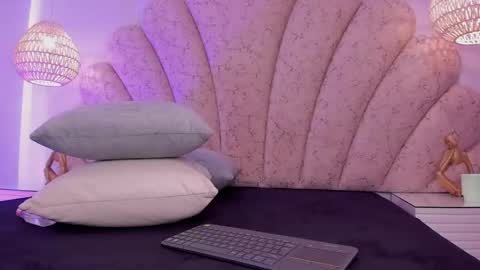 zoe_blosson online show from May 19, 2026, 2:51 am