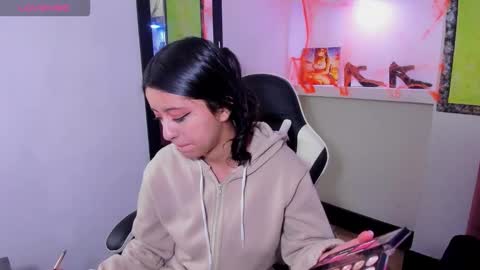 Z O E online show from November 6, 2025, 6:53 pm