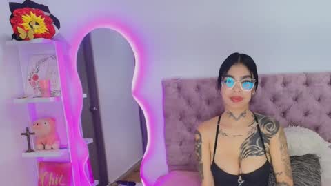 zoe_kravitx_ online show from April 7, 2026, 3:07 am