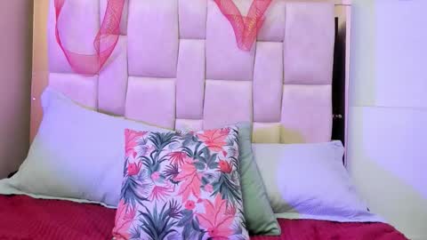 zoe_moreau online show from December 4, 2025, 7:22 pm