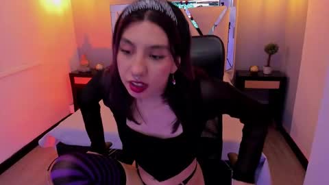 zoe_moreau online show from February 18, 2026, 7:43 pm