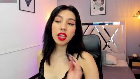 zoe_moreau online show from April 18, 2026, 7:58 pm